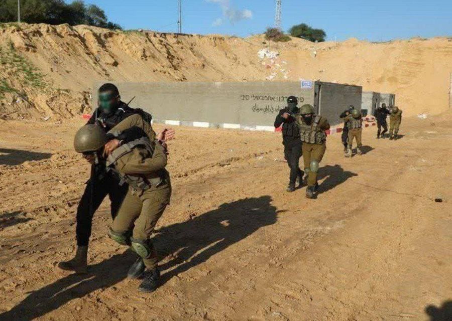 Палестинские боевики с пленными израильскими военными. Обложка © Telegram / HAMAS