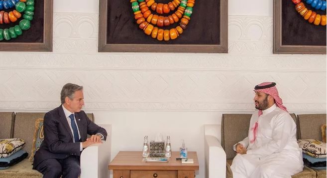 Госсекретарь США Энтони Блинкен (слева) и наследный принц Саудовской Аравии Мухаммед бен Сальман Фото: Reuters