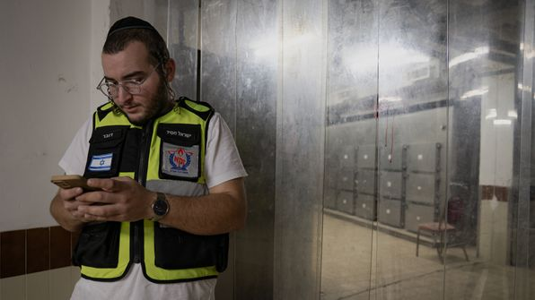ВВС Подпись к фото, Доброволец ЗАКА дежурит в морге Тель-Авива