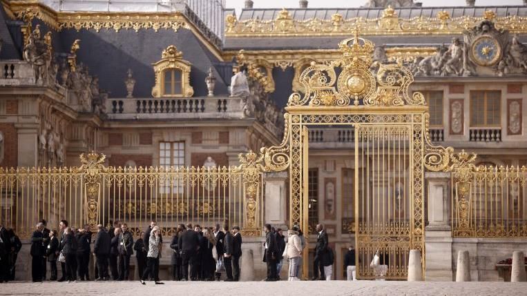 17 октября Версальский дворец был тоже эвакуирован