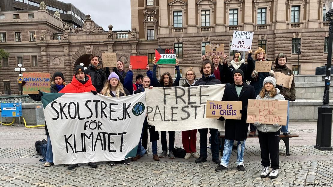 Стокгольм, 27 октября 2023. Грета Тунберг (крайняя справа) вместе с активистами Fridays for Future вновь демонстрирует в защиту климата и держит плакаты, среди которых лозунг, используемый боевиками ХАМАСФото: twitter.com/GretaThunberg