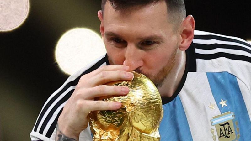 REUTERS Подпись к фото, Чемпионом мира по футболу в 2022 году стала сборная Аргентины во главе с Лионелем Месси