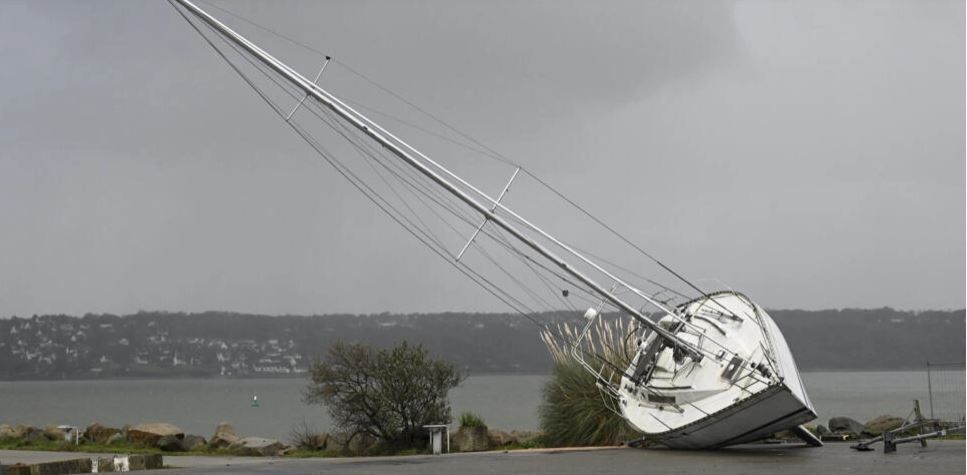 Лодка перевернулась из-за урагана в порту города Брест на западе Франции, 2 ноября 2023 г. AFP - DAMIEN MEYER