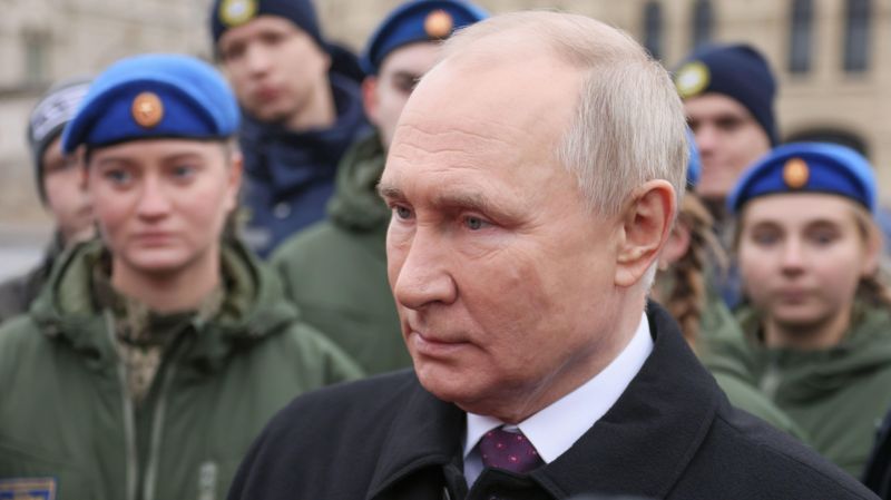 Путин,EPA Путин ждет, пока Запад перестанет помогать Украине, пишут западные журналисты