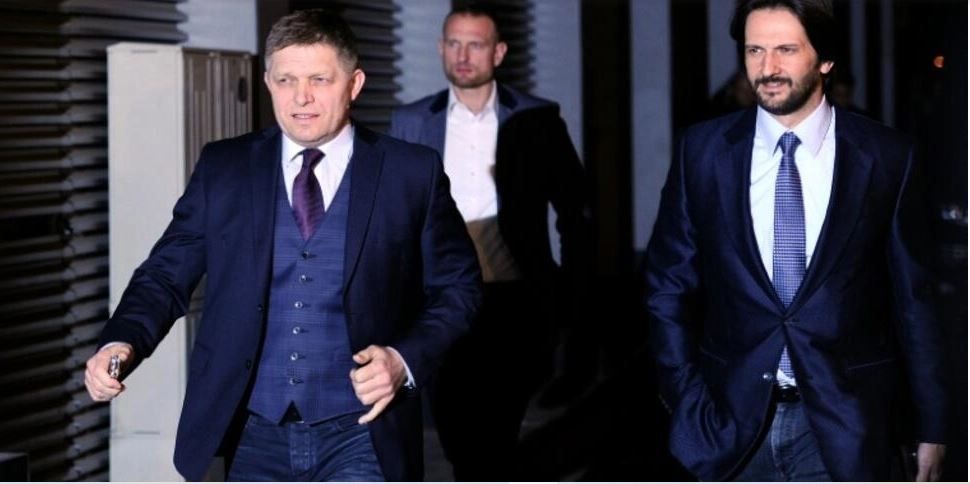 Новый премьер-министр Словакии Роберт Фицо (слева) и министр обороны Роберт Калиняк (справа). Фото 2016 года. AFP
