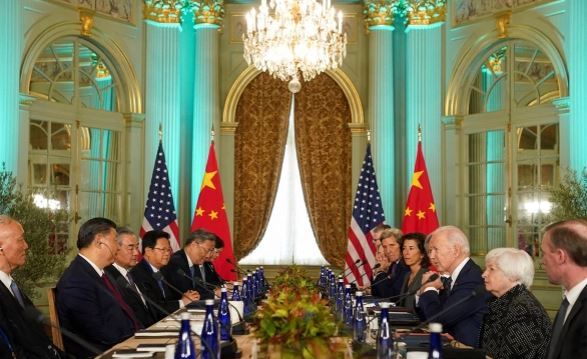 Встреча Си Цзиньпина (второй слева) и Джо Байдена (третий справа) (Фото: Kevin Lamarque / Reuters)