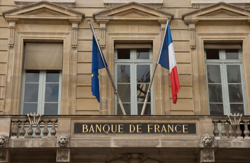 GETTY IMAGES Подпись к фото, Европейский и французский флаги на балконе штаб-квартиры Банка Франции в Париже. После революции Наполеон создал, в том числе, и новую банковскую систему страны.