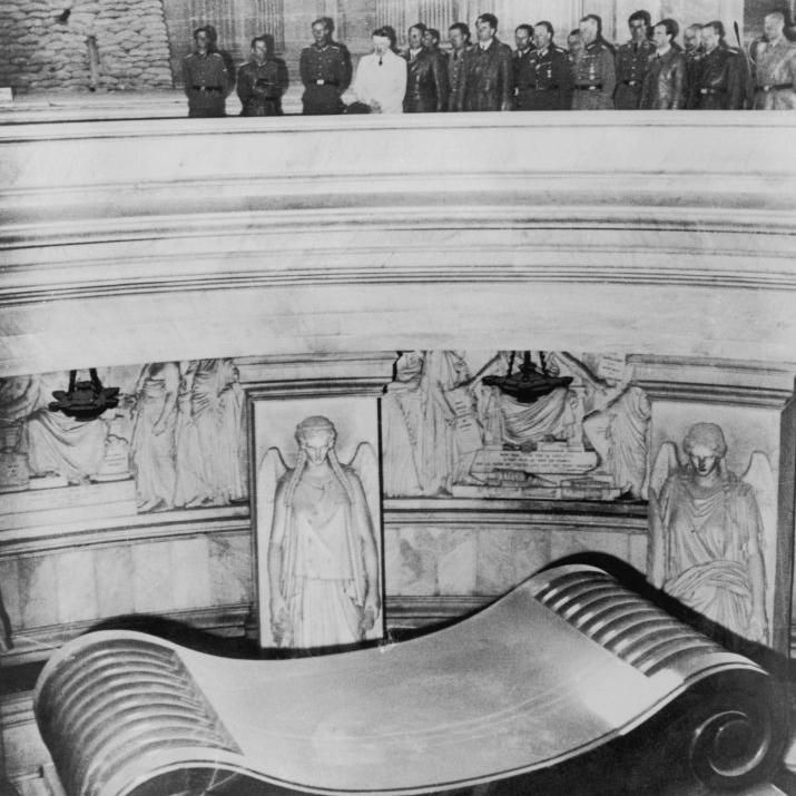HULTON ARCHIVE Подпись к фото, Адольф Гитлер (в белом) с антуражем пришли посмотреть на могилу Наполеона. Ничего худшего для репутации покойного императора и придумать было нельзя.