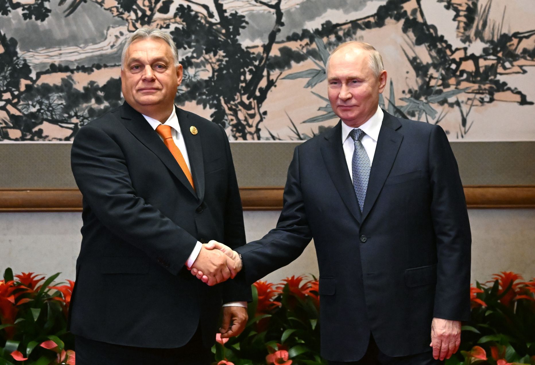Премьер-министр Венгрии Виктор Орбан и президент России Владимир Путин встретились 17 октября в Китае. Фото: GRIGORY SYSOEV / SPUTNIK / KREMLIN POOL