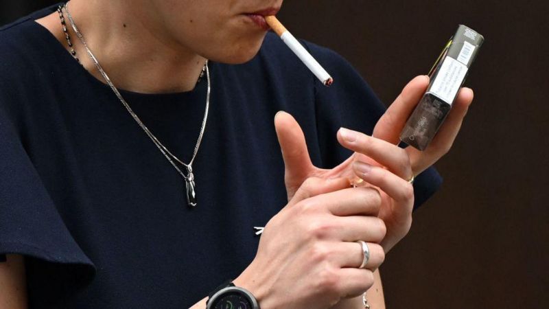 JUSTIN TALLIS/AFP Подпись к фото, Прошлое правительство Новой Зеландии поставило цель снизить количество курильщиков в стране до 5% к 2025 году и в итоге полностью отказаться от курения