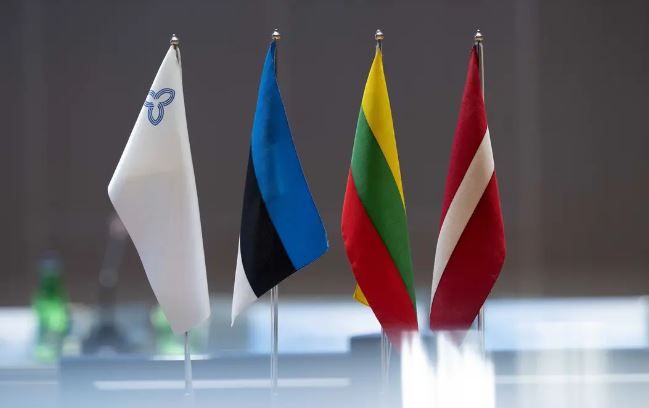 Флаги Балтийской Ассамблеи, Эстонии, Литвы и Латвии. Автор: Рийгикогу.