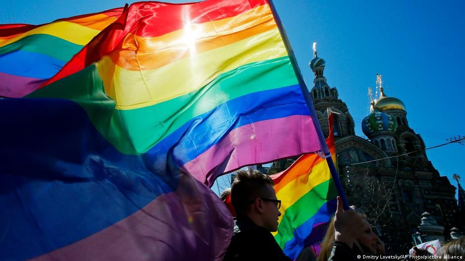 Флаг ЛГБТ в Санкт-ПетербургеФото: Dmitry Lovetsky/AP Photo/picture alliance