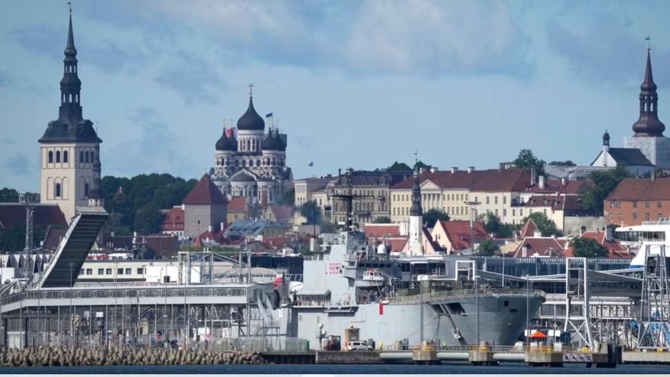 Военный корабль НАТО в гавани Таллинна, Эстония. 4 июня 2023 года. (AP Photo/Сергей Гриц).