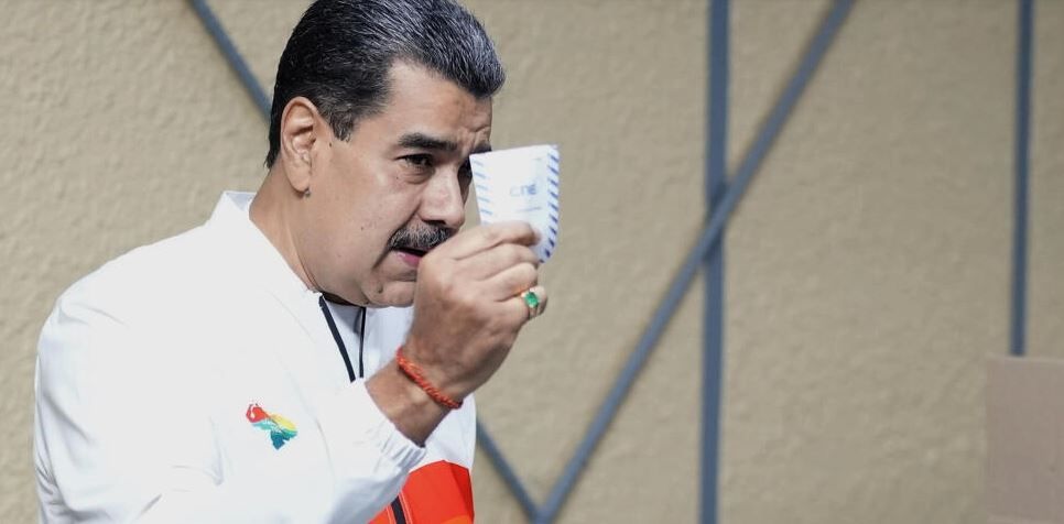 Президент Венесуэлы Никола Мадуро проголосовал на референдуме, целью которого является укрепить претензии Каракаса на регион Гайана-Эссекибо, находящийся под управлением Гайаны и являющийся предметом давнего территориального спора, 3 декабря 2023 г. AP - Matias Delacroix