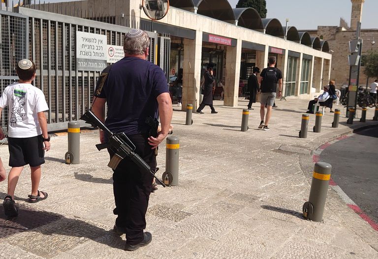 Люди с оружием - израильская повседневность. Октябрь 2023 г. Фото: Anastasiya Tido
