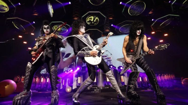 фото BBC NEWS, Группа Kiss сыграла свой последний концерт в Нью-Йорке в минувшую субботу