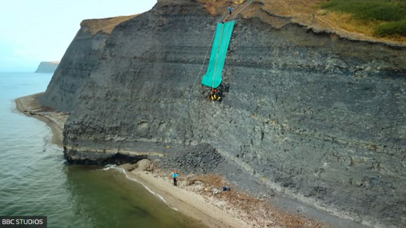 BBC STUDIOS Подпись к фото, Вертикальные раскопки в 15 метрах над уровнем моря
