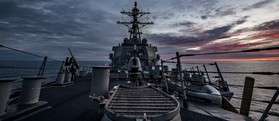 Американский эсминец обеспечивает защиту судов в Красном мореФото: .S. Navy photo/abaca/picture alliance