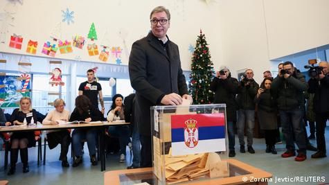 Александар Вучич на избирательном участке в декабре 2023 годаФото: Zorana Jevtic/REUTERS