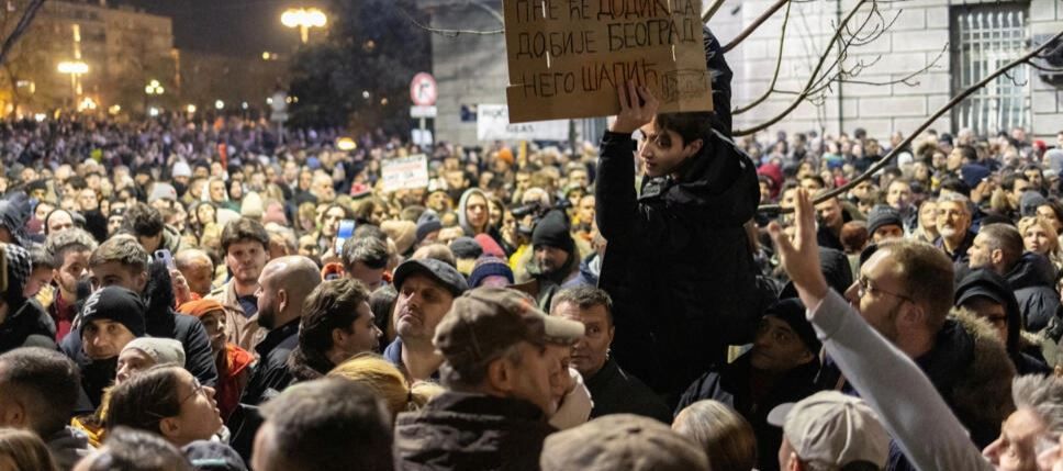 Акция протеста сторонников сербской оппозиции перед зданием Республиканской избирательной комиссии в Белгладе, 18 декабря 2023 г. REUTERS - MARKO DJURICA