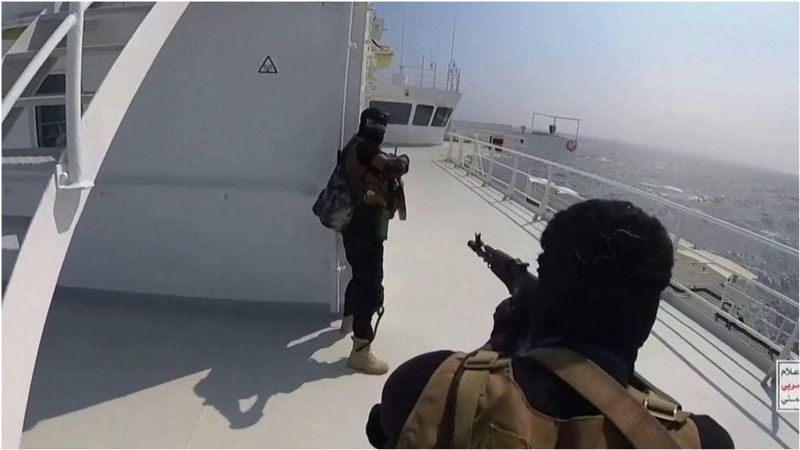 REUTERS Подпись к фото, Хуситы опубликовали снимки, на которых видно, как их бойцы захватывают судно в Красном море 21 ноября