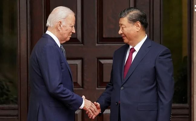 Джо Байден (слева) и Си Цзиньпин во время встречи на саммите форума Азиатско-Тихоокеанского экономического сотрудничества в ноябре 2023 года Фото: Kevin Lamarque / Reuters