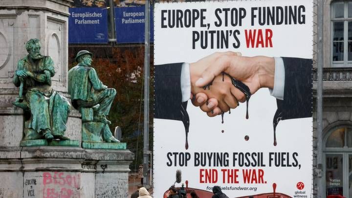 Рекламный щит с надписью "Европа, прекрати финансировать войну Путина" у здания Европейского парламента в Брюсселе / Photo: Reuters