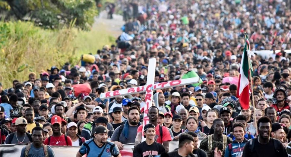 Мигранты принимают участие в караване, направляющемся к границе с Соединенными Штатами в Тапачуле, штат Чьяпас, Мексика, 24 декабря 2023 года.