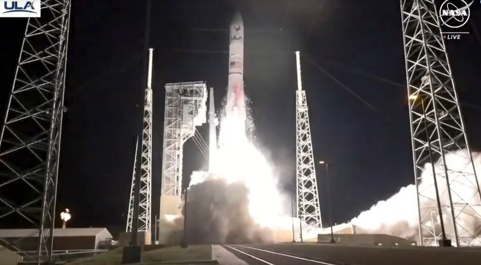 Ракета Vulcan United Launch Alliance с посадочным модулем Peregrine от Astrobotic Technology на борту в первые секунды запуска с мыса Канаверал, Флорида, 8 января 2024 года (NASA via AP)
