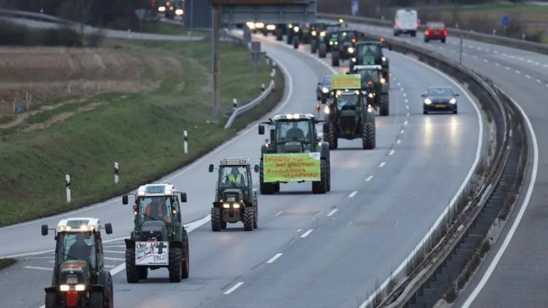 EPA Подпись к фото, Немецкие фермеры блокируют дороги
