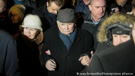 Сторонники PiS вместе с главой партии Качиньским возле тюрьмы в ГрошовоФото: Jaap Arriens/NurPhoto/picture alliance