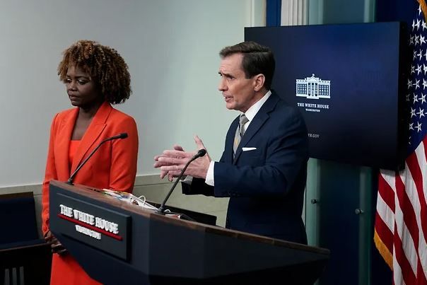Пресс-секретарь Белого дома Карин Жан-Пьер и Джон Кирби отвечают на вопросы журналистов на брифинге Фото: Elizabeth Frantz, Reuters