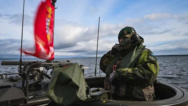 AFP Подпись к фото, Шведские подводники проводят учения в водах Стокгольмского Арихипелага