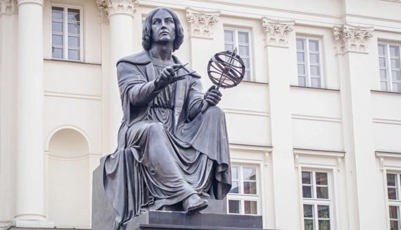 Памятник Николаю Копернику в Варшаве (Польша) перед Дворцом Сташица, где находится Польская академия наук Фото: Shutterstock