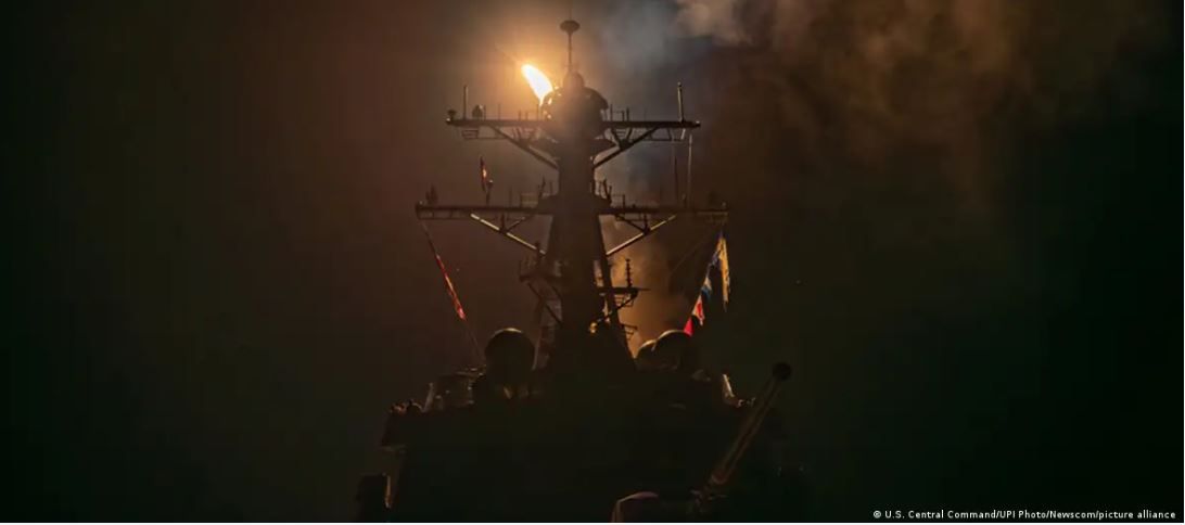 Американский корабль наносит ракетный удар по позициям хуситов в ЙеменеФото: U.S. Central Command/UPI Photo/Newscom/picture alliance