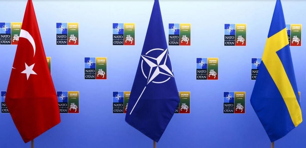 Флаги Турции, НАТО и Швеции на саммите НАТО в Вильнюсе в июле 2023 г. © Yves Herman / AP