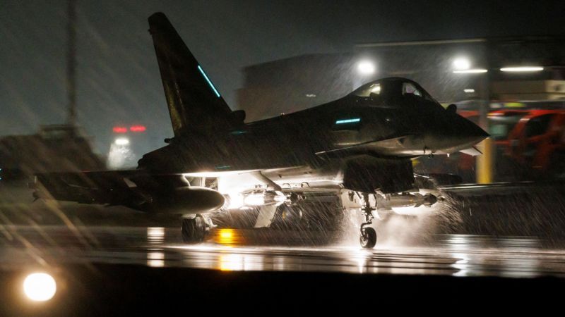 REUTERS Подпись к фото, Британский истребитель Typhoon летит бомбить хуситов