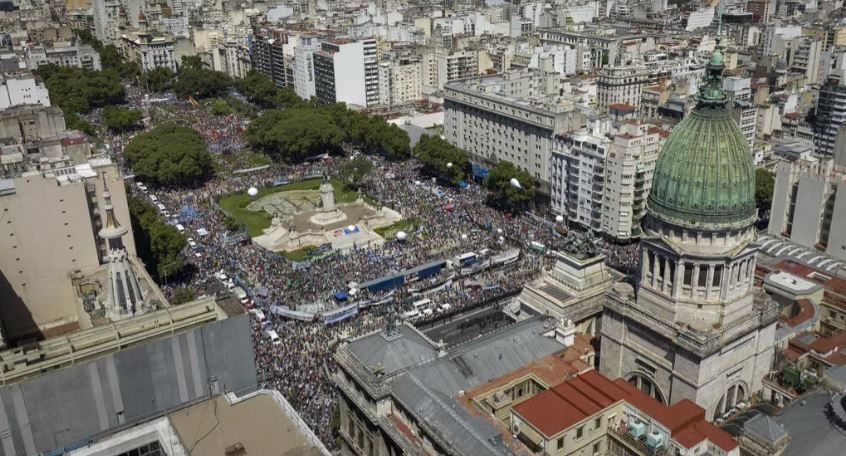 Акция протеста на площади Конгресса в Буэнос-Айресе во время национальной забастовки против реформ Хавьера Милея, 24 января 2024 г. AP - Victor R. Caivano