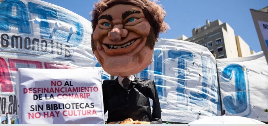 На демонстрации против реформ Хавьера Милея, Буэнос-Айрес, 24 января 2024 г. AFP - TOMAS CUESTA