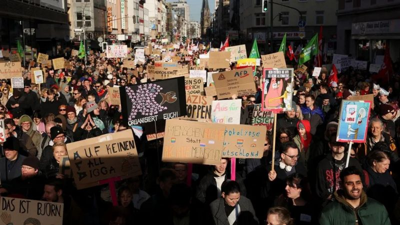 REUTERS Подпись к фото, Тысячи людей в Дюссельдорфе вышли на демонстрацию протеста против крайне правого экстремизма