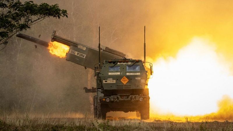 REUTERS Подпись к фото, Польша, впечатлившись работой HIMARS на войне в Украине, потратила на эти ракетные системы 10 млрд долларов