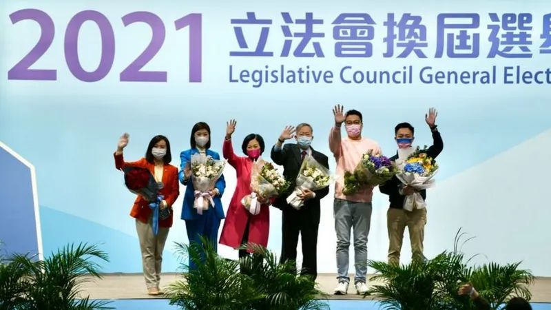 CHINA NEWS SERVICE Подпись к фото, На выборах в члены Законодательного совета Гонконга в 2021 году победили поддержанные Пекином кандидаты
