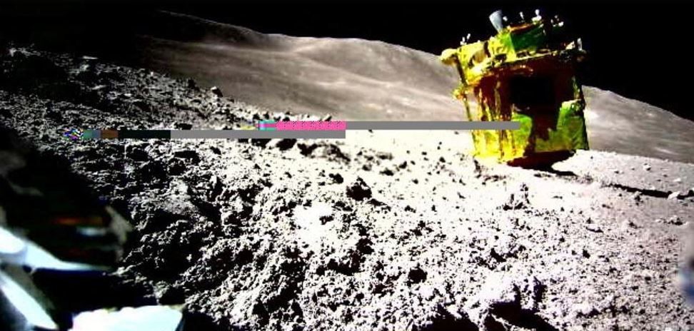 Японским инженерам удалось 29 января 2024 года перезапустить достигший Луны 20 января аппарат исследовательской миссии SLIM. via REUTERS - JAXA