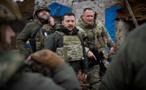 Владимир Зеленский (в центре) (Фото: Пресс-служба президента Украины / Reuters)