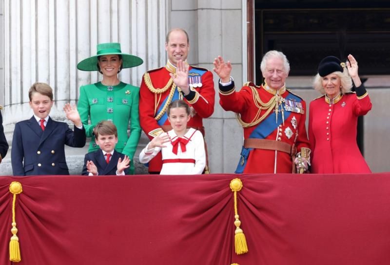 CHRIS JACKSON/GETTY IMAGES Подпись к фото, Вот, собственно говоря, и вся королевская семья. Теперь, когда Карл III и принцесса Уэльская временно выбыли из когорты, на королеву Камиллу и принца Уильяма придется двойная нагрузка. А детям еще расти и расти