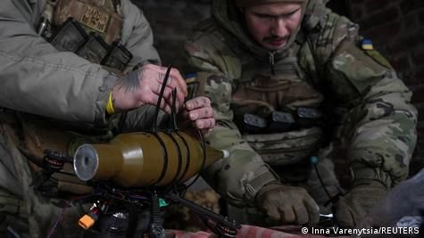 Украинские военные готовят дрон к запуску Фото: Inna Varenytsia/REUTERS