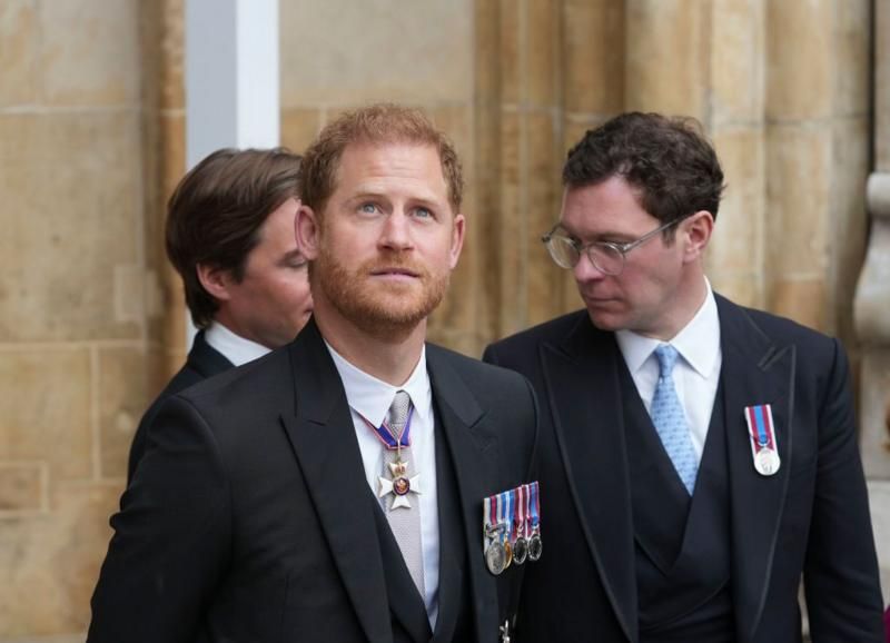 WPA POOL Подпись к фото, На коронации Карла III Гарри, если чем-то и отличался от остальных приглашенных, так это мрачным выражением лица. В церемонии он никакого участия не принимал