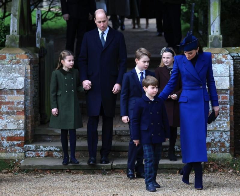 STEPHEN POND Подпись к фото, Принц Уильям с женой и детьми идут на Рождественскую службу в Сандрингеме, 25 декабря 2023 года. Вскоре после этого принцесса Уэльская перенесла операцию
