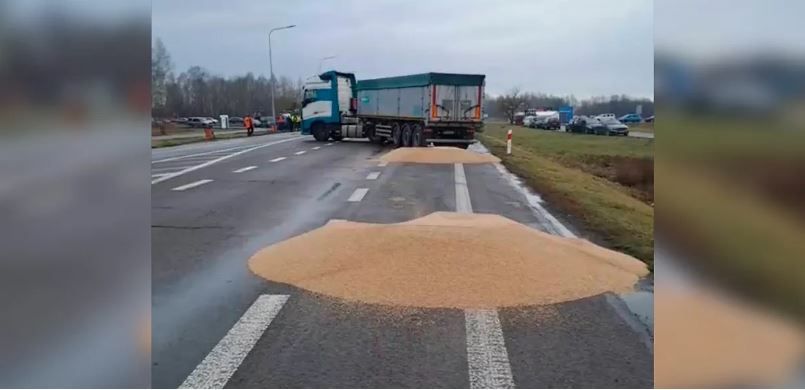 Польские фермеры высыпают украинское зерно из грузовиков на границе. Фото © Телеграм-канал Андрій Садовий