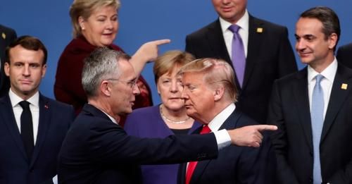 Отношения Дональда Трампа с союзниками по НАТО никогда не были простыми. На фото – его дискуссия с генеральным секретарем альянса Йенсом Столтенбергом на саммите НАТО в 2019 году
